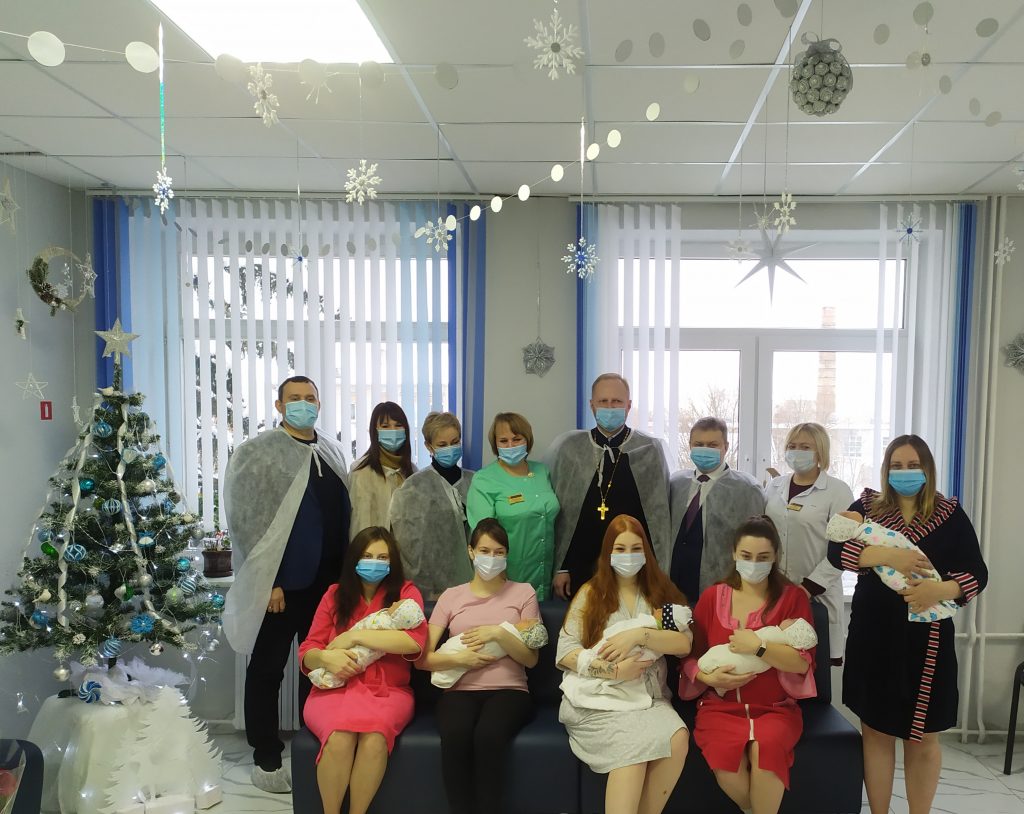 В Борисовском роддоме поздравили мам, родивших детей в Рождество.