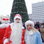 В Борисове состоялось шествие Дедов Морозов и Снегурочек.